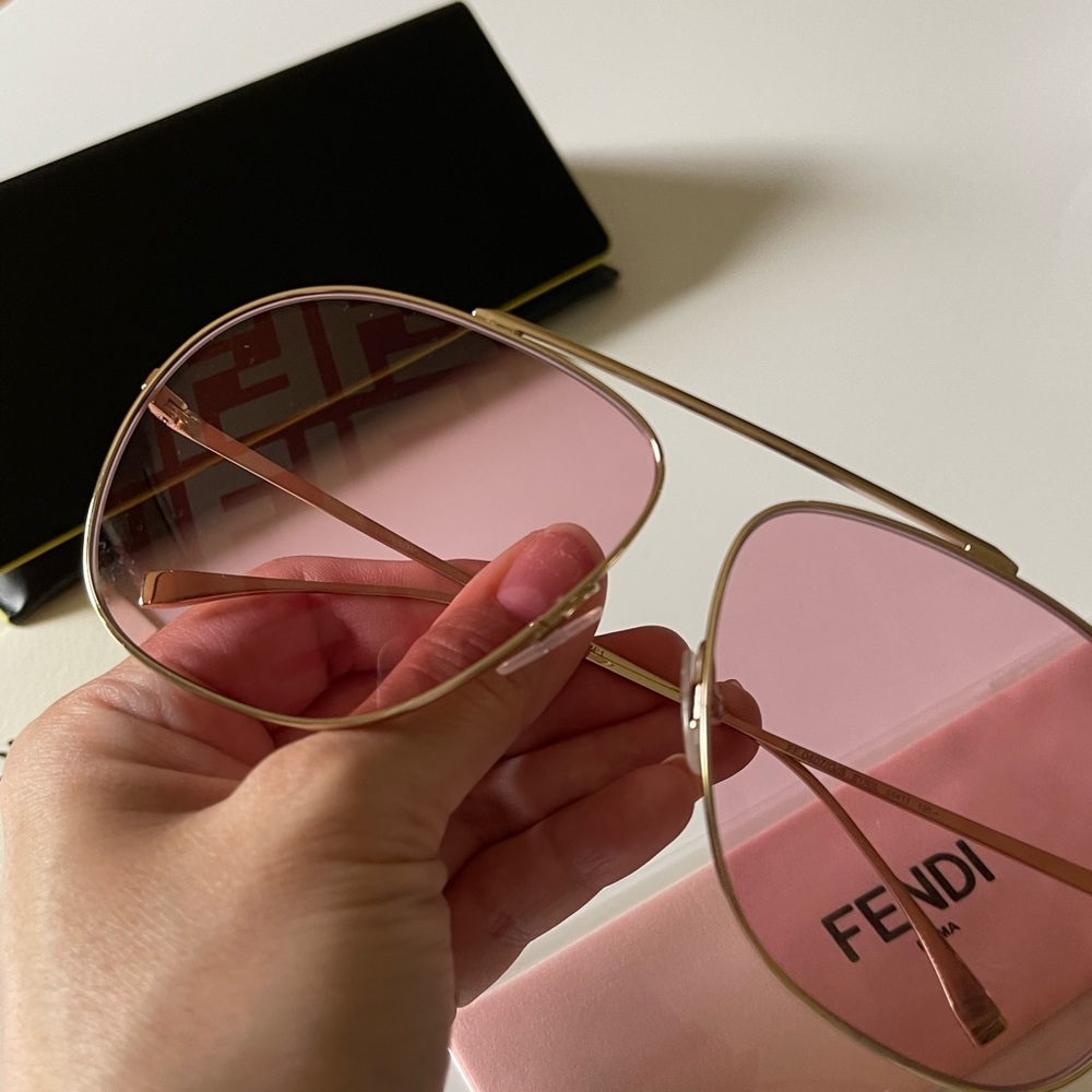 FENDI SUNGLASSES - Picture 4 of 4